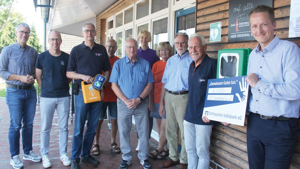 Dankbar für den Defibrillator am Tichelmarkt (von links): Heiko Abbas (Bürgermeister Weener), Stefan Burlager (Fischhaus Ditzum), Sievert Hohmann (DRK–Kreisverband Leer), Harm Meinders (ADFC Kreisverband Leer), Gerrit Dreesmann (Ortsvorsteher Holthusen), Manuela Trübenbach (Ganseforth), Monika Meinders (ADFC Kreisverband Leer), Anton Fokken (A. Müller GbR), Hans-Hermann Joachim (ADFC-Kreisverband Leer ) und Christian Klapproth (Ostfriesische Volksbank).  © 
