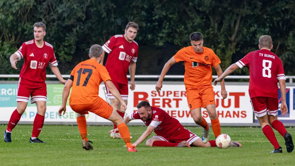 Wymeer-Boen um Hauke Kettler (am Ball) war gegen Bunde III überlegen und gewann verdient. © Jungeblut