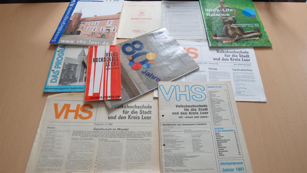 Kurshefte der VHS im Wandel der Zeiten: Vom »Arbeitsplan« zur modern gestalteten Programmübersicht.  © Foto: Hoegen