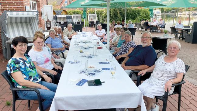 Grillfest der Krankenhaus-Senioren mit Weihnachtsmann