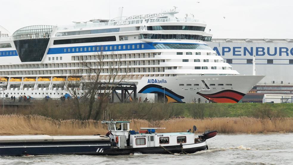 In die Jahre gekommen: Die »AIDAbella« (hier 2007 vor der Meyer Werft in Papenburg) wird jetzt umfassend in Frankreich modernisiert.  © Archivfoto: Hanken
