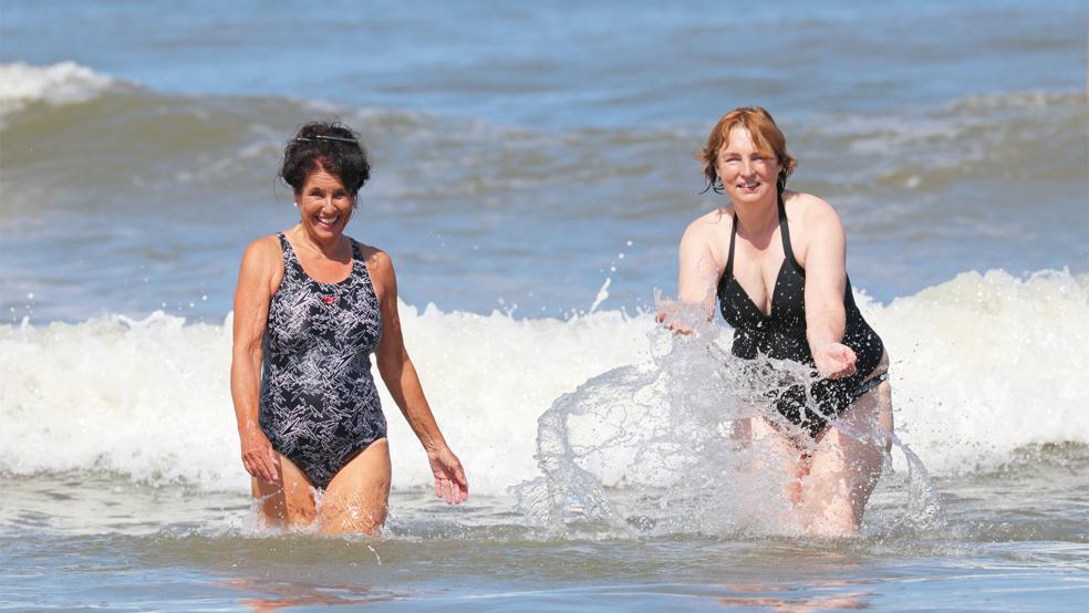 Elke Jordan (rechts), Ärztliche Direktorin der Klinik Norderney, und die Patientenbeauftragte und Thalasso-Therapeutin der Klinik, Vera Bauer, in der Nordsee vor Norderney.  © Foto: Volker Bartels (dpa)
