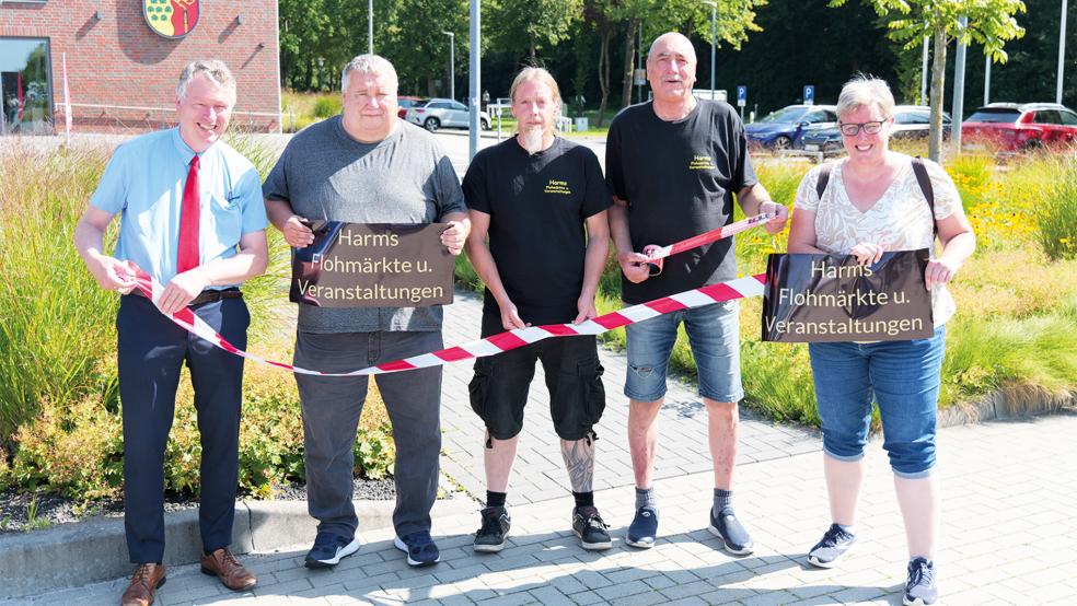 Ihlows Bürgermeister Arno Ulrichs und Simonswoldes Ortsbürgermeister Hinrich Päben mit den Organisatoren Sascha und Horst Harms sowie Sonja Ubben vom örtlichen Dorfverein.  © Foto: Jürgens