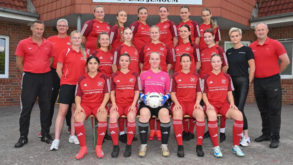 Die 1. Damen des SV Ems Jemgum in der Saison 25/26. Obere Reihe von links: Deike Waddenberg, Marika Peil, Svenja Backer, Tanja Voß, Ann-Kathrin Oosterhuis und Isabella Hilbrands. Mittlere Reihe von links: Trainer Rainer Stützer, Meik Hochmann, Rieke Nagel, Melina Trey, Lena Amelsberg, Pia Geertsema, Lena Bronn, Annika Hüncke, Betreuerin Martina Geertsema und Trainer Nils Hofmann. Untere Reihe von links: Asmaa Anbe, Frauke Schröder, Tjalda Sangen, Annika Reck und Lena Kolbe. Es fehlen: Neele Geyken, Milena Voß, Melina Schulte, Sedra Anbe, Lisa Hillemeyer, Deike Meyer Mira von Höveling, Lissa Even, Laura Pruin, Antje Geerdes, Amela Behrami, Lisa Hillemeyer und Rieke Brinkmann. © Bruins
