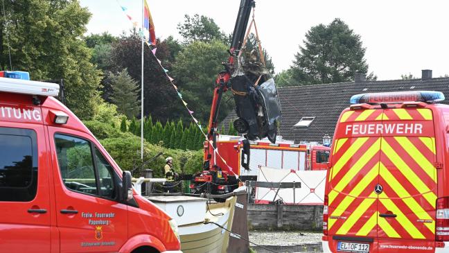 Fahrer stirbt im Kanal in brennendem Auto