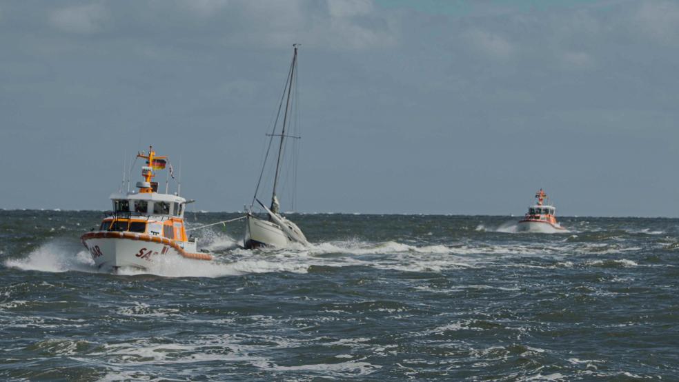 Das havarierte Segelboot im Schlepp des Seenotrettungsbootes “Elli Hoffmann-Röser”, im Hintergrund die "Secretarius”.  © Die Seenotretter