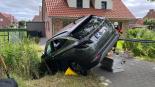 Mutter mit zwei Kindern landet mit Auto im Graben