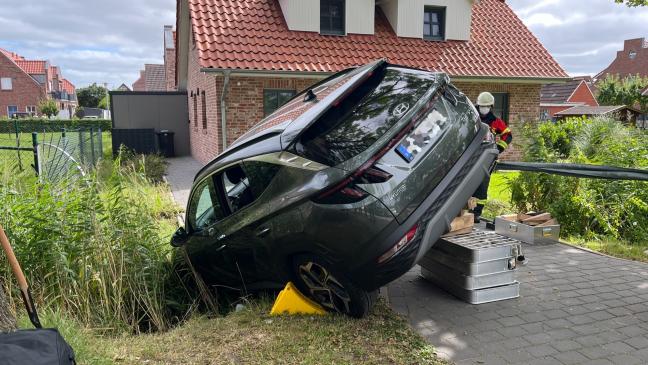 Mutter mit zwei Kindern landet mit Auto im Graben