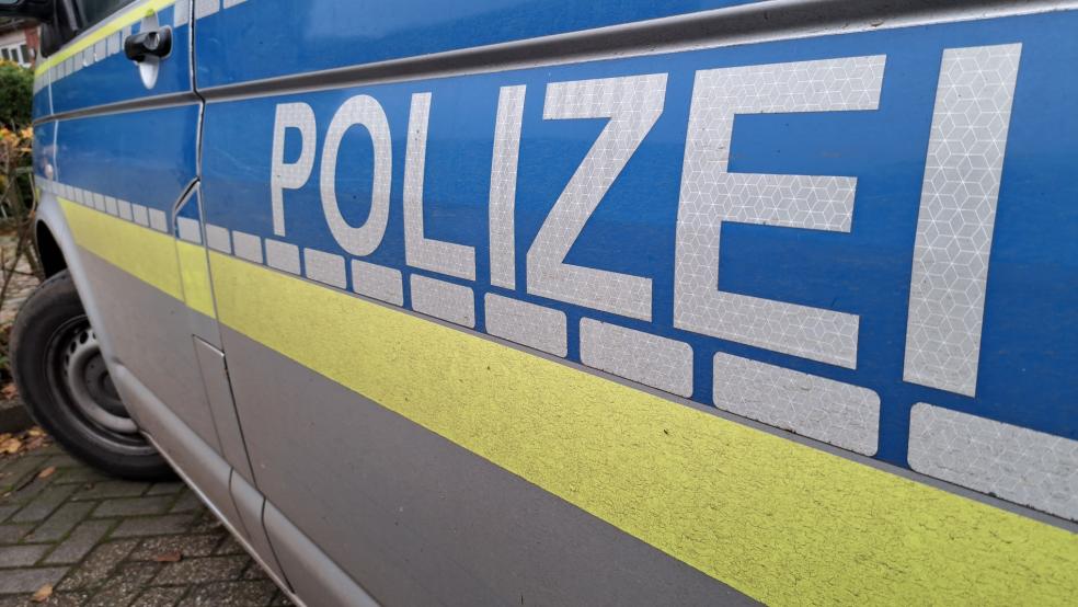 Ein Autofahrer hat nach einem Unfall sein Auto an der Deichstraße in Jemgum einfach stehen lassen und ist verschwunden. Die Polizei bittet um Hinweise. © Szyska