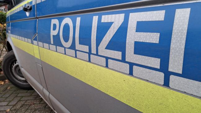 Fahrer lässt Mercedes stehen und verschwindet
