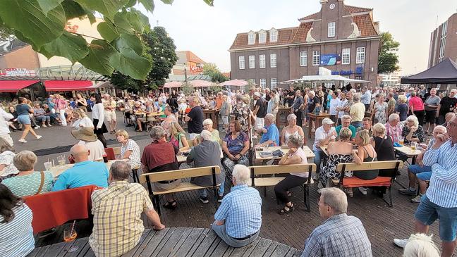 Beatles-Revival-Band rockt vor Hunderten auf dem Denkmalplatz