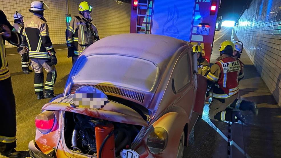 Im Emstunnel war ein Fahrzeug in Brand geraten. © Feuerwehr Jemgum