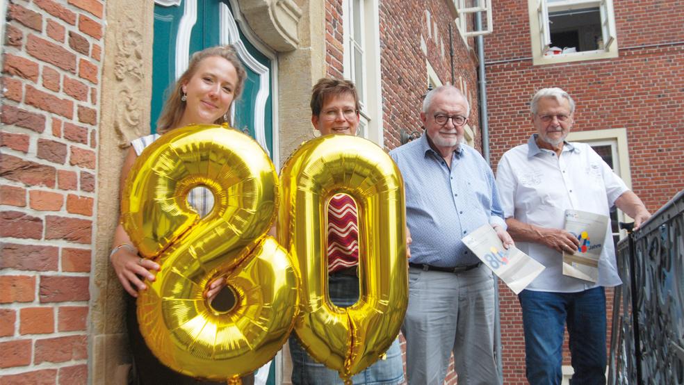 In Feierlaune: VHS-Pressesprecherin Juliane Blech, VHS-Leiterin Sabine Kasimir, VHS-Vorsitzender Jörg Furch und sein Stellvertreter Hans Fricke. Beide scheiden am Mittwoch auf eigenen Wunsch aus dem Vorstand der Volkshochschule aus.  © Foto: Hoegen
