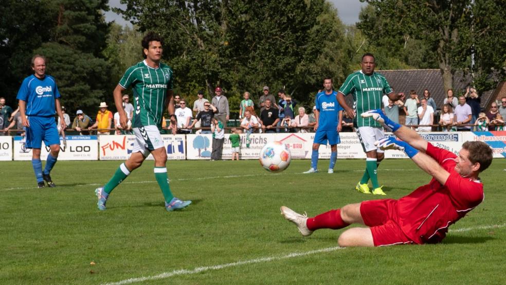 In dieser Szene greift Heiner Husmann wieder zu. Ailton (hinten, grünes Trikot) ist diesmal aber nicht derjenige, der den Weeneraner Torhüter prüft. © Lohmann