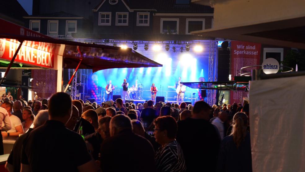 Die Cover-Band »Strike« unterhielt auf der Hauptbühne auf dem Marktplatz in Aurich die Stadtfest-Besucher mit Cover-Versionen einschlägiger Party-Hits.  © Foto: Jürgens