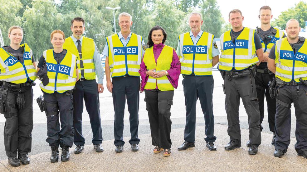 Die CDU-Bundestagsabgeordnete Gitta Connemann (Mitte) informierte sich am Grenzübergang Bunderneuland über die Arbeit der Bundespolizei.  © Foto: privat