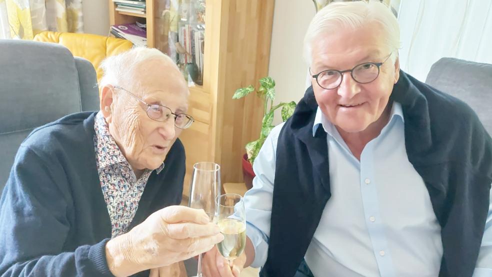 Stößchen: Seine private Reise führte den Bundespräsidenten Frank-Walter Steinmeier (rechts) unter anderem zum Holocaust-Zeitzeugen Albrecht Weinberg nach Leer.  © Foto: Gerda Dänekas