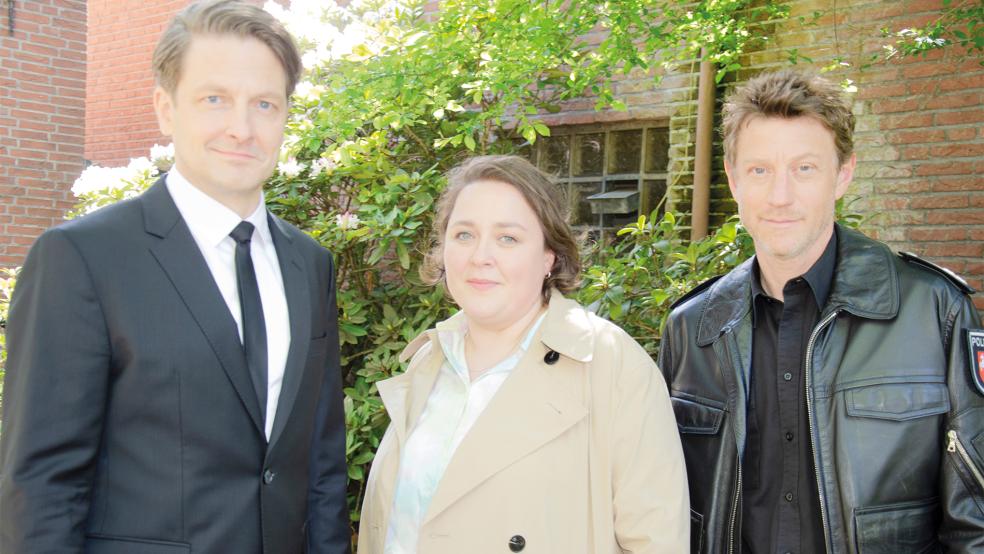 Am Rande der Dreharbeiten für die Folge »Tief im Dreck« im April vergangenen Jahres in Leer: Bestatter Wolfgang Habedank (Holger Stockhaus), Apothekerin Melanie Harms (Tina Pfurr) und Polizeioberkommissar Henk Cassens (Maxim Mehmet, von links).  © Archivfoto: Hanken