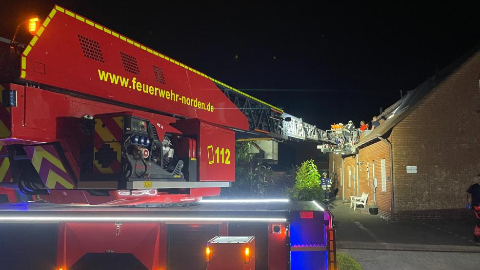 Mit der Drehleiter holte die Feuerwehr einen Patienten aus einer Ferienwohnung, anschließend wurde der Mann ins Krankenhaus gebracht. © Feuerwehr