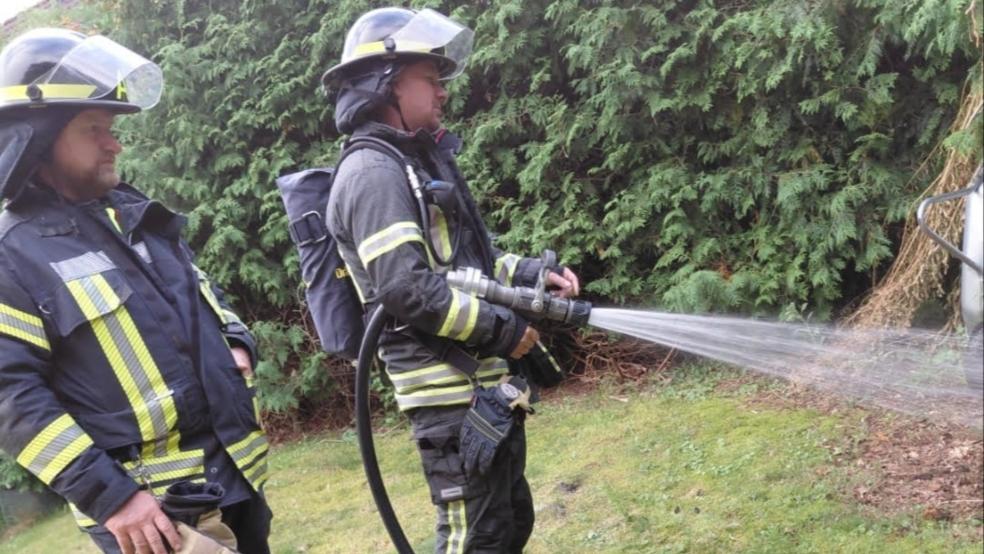 Mit einem Strahlrohr wurde der brennende Komposthaufen abgelöscht. © Feuerwehr