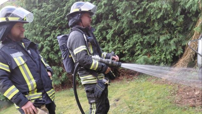 Komposthaufen im Garten gerät in Brand