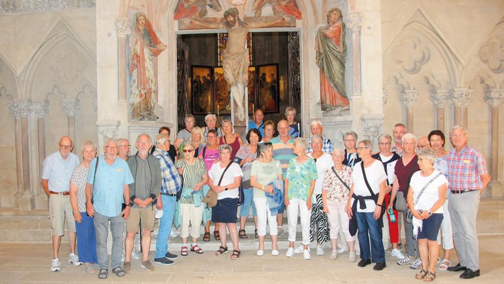 Die Reisegruppe der Stapelmoorer Landfrauen im imposanten Naumburger Dom aus dem 13. Jahrhundert.  © Foto: privat