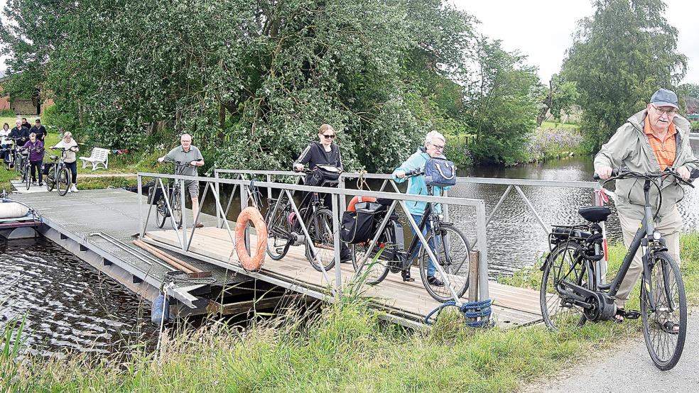 Für die Radfahr-Veranstaltung »Van Dörp to Dörp« wird alle zwei Jahre durch eine Pontonbrücke eine eintägige Verbindung zwischen Simonswolde und Tergast geschaffen. Im nächsten Jahr könnte durch eine Kurbelfähre ein dauerhafter Lückenschluss nutzbar sein.  © Foto: Ubben