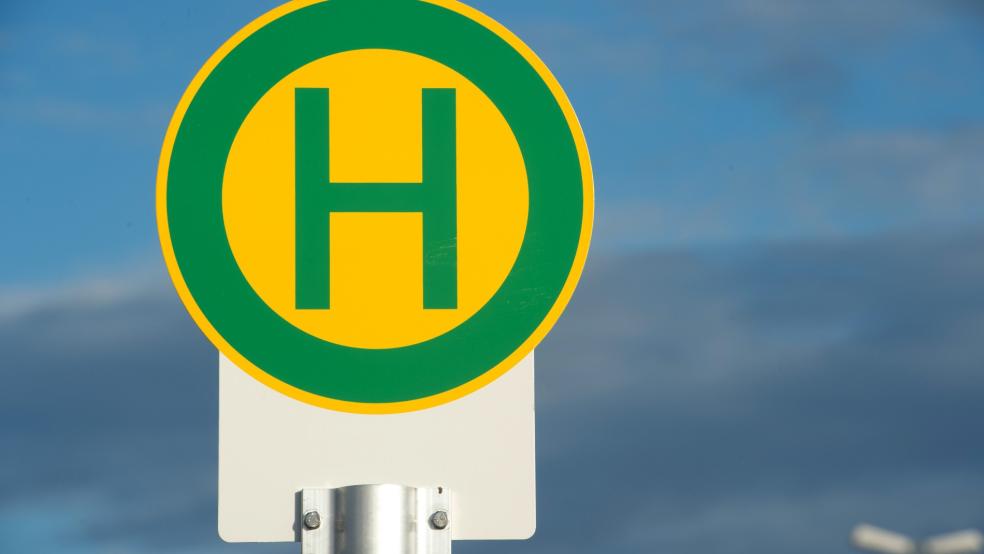 Das Ziel aller Buslinien sind die Haltestellen an der FCSO in Veenhusen und an der IGS in Warsingsfehn. © Symbolfoto: dpa