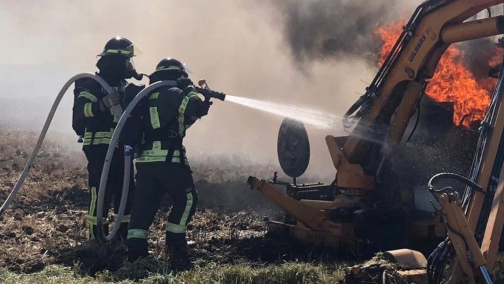 Der Traktor wurde durch das Feuer völlig zerstört. © Feuerwehr