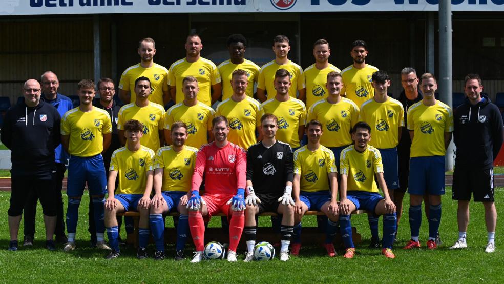 Die 1. Herren des TuS Weener in der Saison 25/26. Obere Reihe von links: Timo Aikens, Andre Kampen, Annoir Faré, Colin Kok, Timo Gersema und Hamsa Demir. Mittlere Reihe von links: Team-Manager Mathias Barfs, Betreuer Bernhard Tierel, Heiko Reinders, Fußballobmann Martin Daalmeyer, Adson Menezes, Ino Sanders, Haje Kramer, Torben Frey, Maurice Roosen, Jonah Beckefeld, Co-Trainer Thomas Dreesmann, Marco Meyer und Trainer Ingo Groen. Untere Reihe von links: Thore Daalmeyer, Jörg Engberts, Heiner Husmann, Malte Barfs, Tom Hassebroek und Sajad Afzali. Es fehlen: Daniel Sandoval, Ilias Schlötel, Jannik Harms, Josip Jukic, Marc Kitzerow, Steffen Graalmann, Michael Lütkenhaus, Kevin Kok, Jona Kuper und Abdullah Hussaini. © Born
