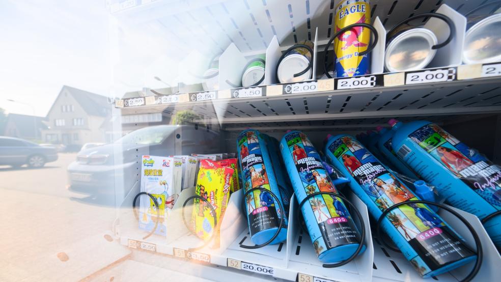 Das Verbot umfasst auch den Betrieb von Automaten, die Lachgas als Ware anbieten. © Foto: Stratenschulte (dpa)