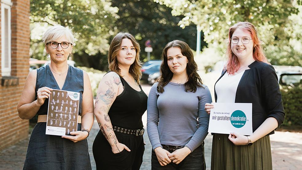 Die Ausstellung zum Thema Diversität, Empathie und Toleranz konzipiert haben Kathrin Wienberg (Zweite von links) und Ida Ahlers ( Dritte von links) von Wienberg Photo. Links auf dem Bild Anna Kuhn von der Koordinierungsstelle für Integration und Teilhabe. Rechts Lena Busboom vom Koordinierungsteam »Wir gestalten Demokratie«.  © Foto: Landkreis Leer