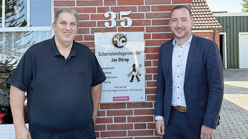 Der SPD-Landtagsabgeordnete Nico Bloem (rechts) besuchte Schornsteinfegermeister Jan Oltrop in Bunde.  © Foto: Büro Nico Bloem