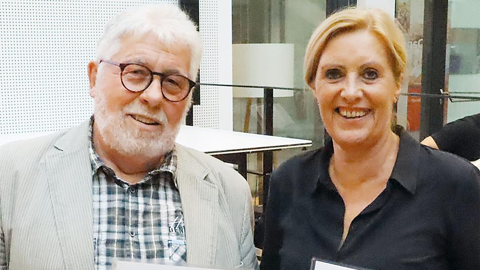 Gerhard Willms aus Weener und Birgitt Hejnal-Modder aus Bunde erhielten ein »Blinkfüür« für ihr Engagement.  © Ammermann