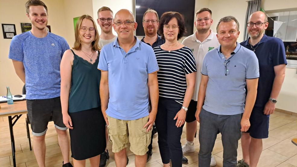 Der neue Leeraner Tischtennis-Kreisvorstand: Thorben Bross (von links), Kira Schmidt, Enno Wallenstein, 1. Vorsitzender Mike Meyer, Markus Tammen, Gunda Schmidt, Rieko Dirksen, Philipp Sempell und Menno Smidt. © privat