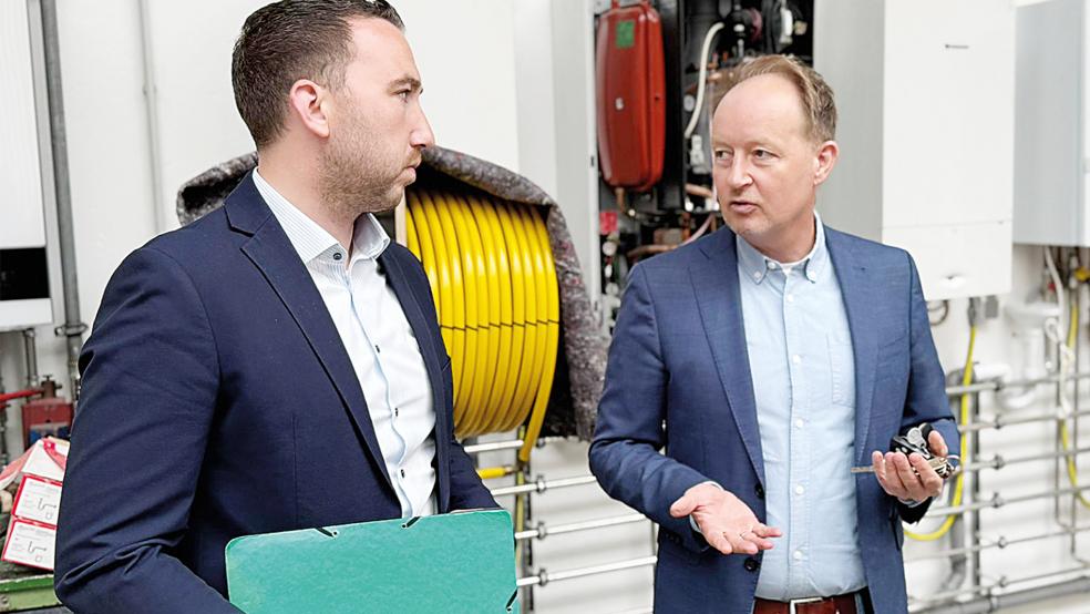 Schulleiter Torsten Janßen (rechts) und der SPD-Landtagsabgeordnete Nico Bloem im Gespräch bei einem Rundgang durch die BBS 2.  © Foto: privat