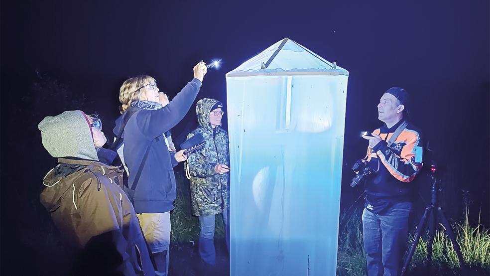 Mit diesem »Leuchtturm« lassen sich Nachtfalter anlocken.  © Foto: NABU