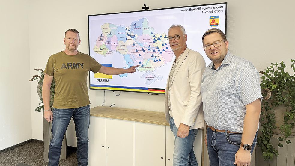 Michael Kröger (links) aus Barßel, Gründer der »Direkthilfe Ukraine«, stellte sein neuestes Projekt »Leben retten 2025!« den Bürgermeistern Nils Anhuth (Barßel, rechts) und Günter Harders (Ostrhauderfehn) vor.  © Foto: Kruse