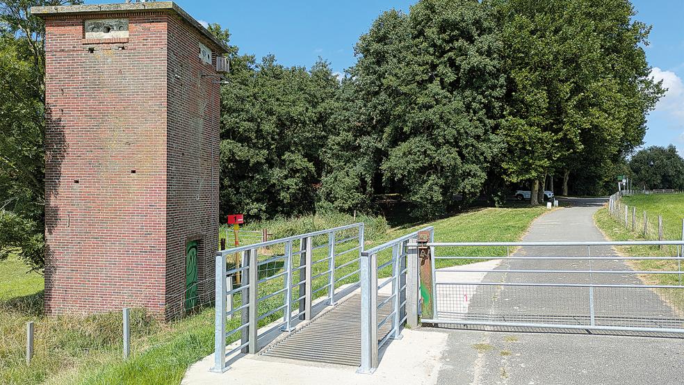 Insgesamt 29 Viehsperren am Emsdeich - wie hier am Ortsrand von Jemgum - wurden in den vergangenen Wochen erneuert und ausgebaut.  © Foto: Szyska