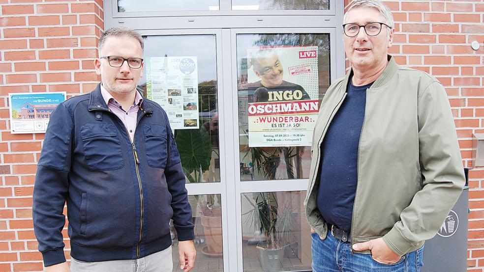 Auch Plakate in den Fenstern des Familienzentrums weisen auf die Bunder Woche hin. Bürgermeister Uwe Sap (links) und Fachbereichsleiter Jörg Siemering stellten gestern noch einmal die Highlights des Programms vor.  © Foto: Hoegen