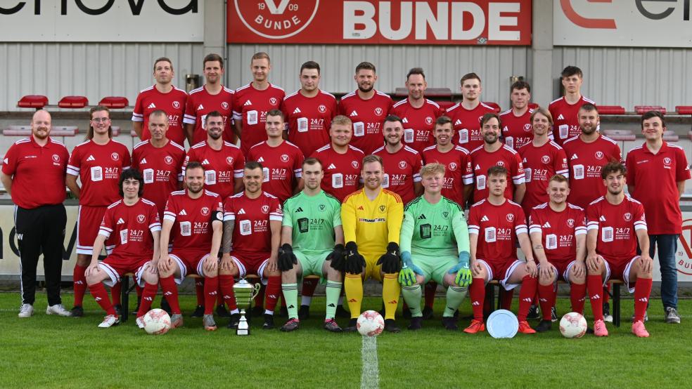 Die 3. Herren des TV Bunde in der Saison 25/26. Obere Reihe von links: Andre Hoppen, Thomas Hilbrands, Alexander Saathoff,Joost Groeneveld, Dominik Schoormann, Stephan Eling, Adrian Babenko, Christopher Schielicke und Enrico Twelker. Mittlere Reihe von links: Trainer Marius Vry, Timo Diddens, Uli Pals, Alex Müller, Niklas Dehmel, Tim Appel, Oliver Schepers, Nico Müller, Peter Hilbrands, Dirk Fekkers, Timo Pals und Tammo Tierel. Untere Reihe von links: Matteo Sirigu, Jonas Hilbrands, Jens Schoormann, Silas Koenen, Hendric Schoormann, Leon Freese, Maarten de Vries, und Keno Tierel. Es fehlen: Mass Mendy, Mohammad Awad, Christoff Janßen und Ingo Willems. © Born