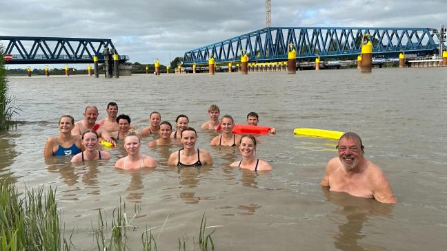 DLRG-Rettungsschwimmer üben in der Ems und unterqueren Friesenbrücke