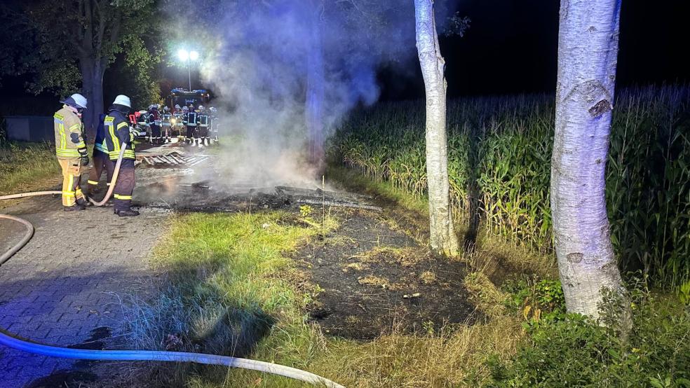 Die Bushaltestelle brannte komplett nieder. © Feuerwehr