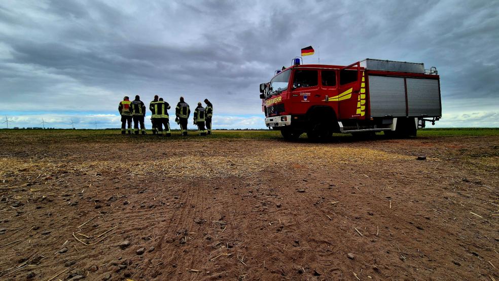 Auf einem Feld in Bunderhee verbrannte ein Landwirt Strohreste. © Feuerwehr