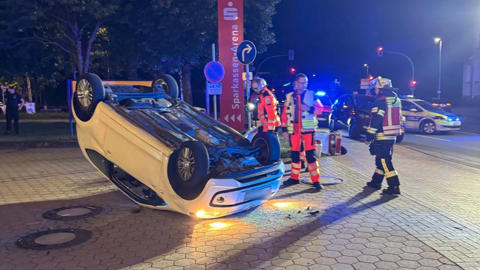 Ein Auto landete durch den Unfall auf dem Dach. © Feuerwehr