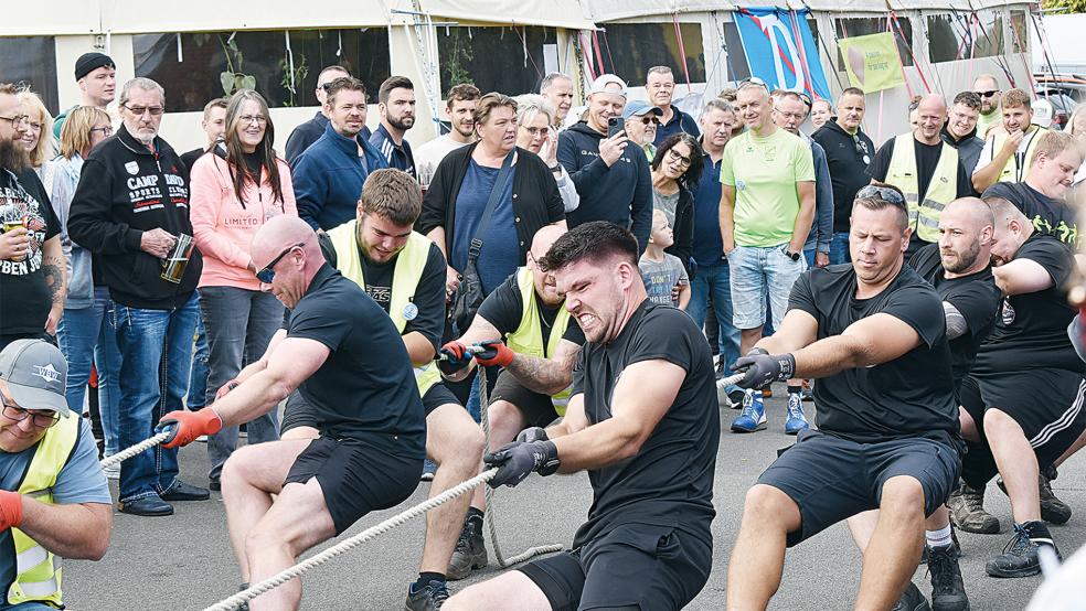 Die Gesichter sprechen Bände: »Käpt’n« Wenko Kromminga (vorne rechts) und sein Team »Treck hum« gaben beim Tauzieh-Wettkampf am Hafen alles –und triumphierten gegen das Team »Massiv und Tief« von der Firma Wildeboer.  © Foto: Kuper