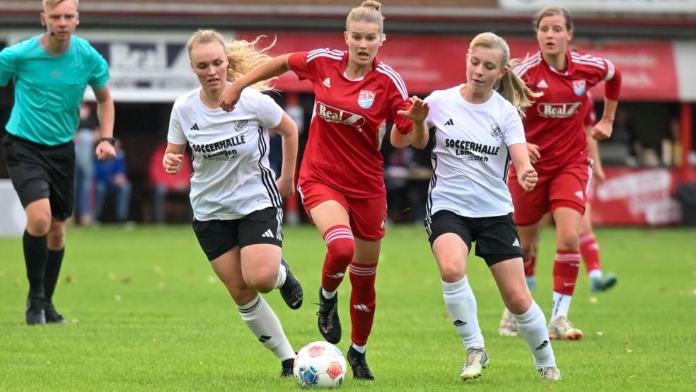 Lina Wallbaum (am Ball) wirkte 60 Minuten mit und wurde ausgewechselt, als es schon 4:0 stand. © privat