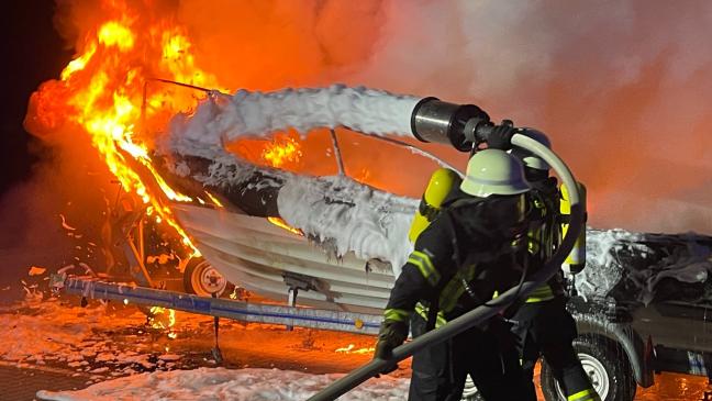 Boot und Anhänger in Flammen