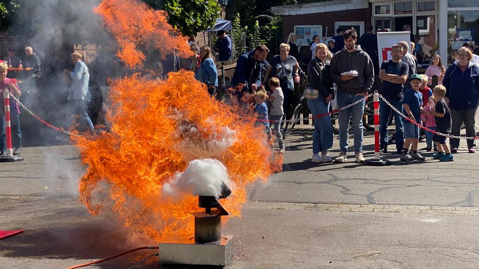 Spektakuläre Vorführung: Die Freiwillge Feuerwehr Holthusen zeigte, was geschieht, wenn brennendes Öl mit Wasser gelöscht wird.  © Foto: Kuper