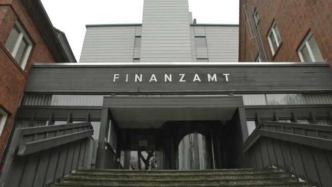 Leeraner rastet vor Finanzamt aus